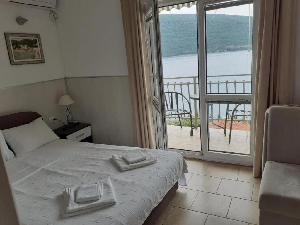 Villa Angelina Kumbor Esterno foto